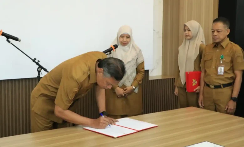 Penjabat Sekda Lobar terbaru, Saeful Ahkam (kiri) saat menandatangani SK Pelantikan di depan Wakil Bupati Lobar, Nurul Adha (kedua dari kiri), Senin, 7 September 2026.