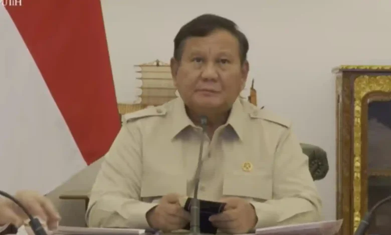 Prabowo saat melangsungkan rapat terbatas virtual bersama kepala daerah seluruh Indonesia terkait penanganan bencana alam pada Senin, 7 September 2026.