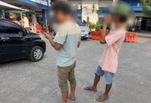 Dua pria yang diduga menghadang wisatawan asal Prancis, Lena dan rekannya di pantai Bangsal, Minggu, 6 September 2026.