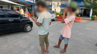 Dua pria yang diduga menghadang wisatawan asal Prancis, Lena dan rekannya di pantai Bangsal, Minggu, 6 September 2026.