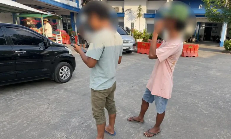 Dua pria yang diduga menghadang wisatawan asal Prancis, Lena dan rekannya di pantai Bangsal, Minggu, 6 September 2026.