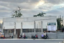 Progres pembangunan fisik gedung KSB Mall di Jalan Undru, Kecamatan Taliwang Kabupaten Sumbawa Barat, Senin, 7 September 2026.