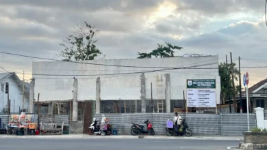 Progres pembangunan fisik gedung KSB Mall di Jalan Undru, Kecamatan Taliwang Kabupaten Sumbawa Barat, Senin, 7 September 2026.
