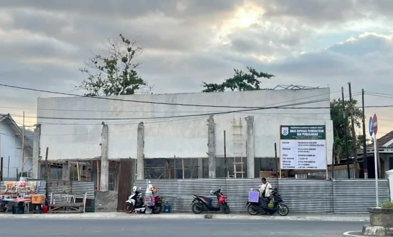 Progres pembangunan fisik gedung KSB Mall di Jalan Undru, Kecamatan Taliwang Kabupaten Sumbawa Barat, Senin, 7 September 2026.