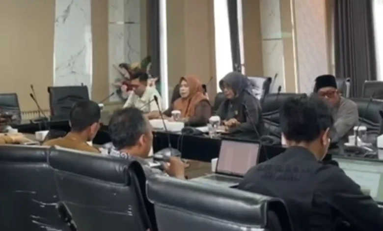 Rapat Komisi IV DPRD Kota Mataram bersama IDI dan LPA Kota Mataram membahas dugaan aborsi ilegal uang dilakukan okum dokter berinisial IKS di Ruang Rapat Dewan Kota Mataram, Senin, 7 September 2026.