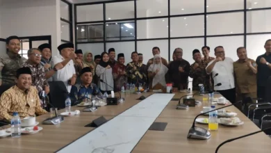 DPRD bersama Pemkab Lombok Barat saat berfoto bersama usai membahas reviu Pokir DPRD di ruang Senggigi Kantor Bupati, Senin, 7 September 2026.