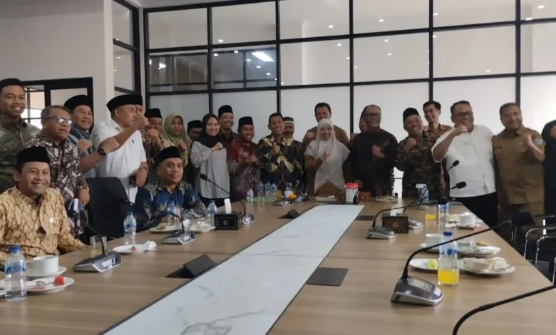 DPRD bersama Pemkab Lombok Barat saat berfoto bersama usai membahas reviu Pokir DPRD di ruang Senggigi Kantor Bupati, Senin, 7 September 2026.