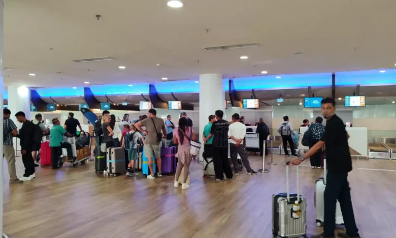 Para penumpang saat antre di tempat cek in keberangkatan di BIZAM pada Senin, 7 September 2026.