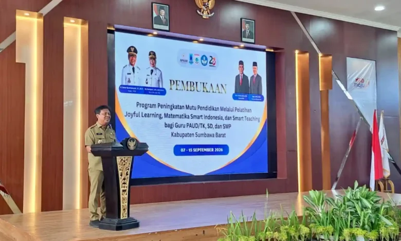 Bupati Sumbawa Barat, Amar Nurmansyah, saat membuka resmi pelatihan peningkatan mutu pendidikan untuk 300 guru PAUD/TK hingga SMP di Aula Lantai 3 Gedung Setda KSB, Selasa, 8 September 2026.