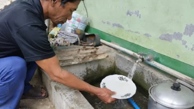 Warga Dusun Bongor Induk, Tanwir, menunjukkan air sumurnya yang berbau menyengat dan berwarna kekuningan, Selasa, 8 September 2026.
