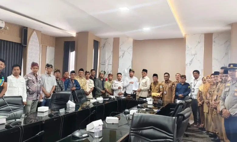 Hearing Kepala Lingkungan dengan DPRD Kota Mataram dan Pemkot Mataram, Selasa, 8 September 2026 di Kantor DPRD Kota Mataram. Pertemuan tersebut membahas permasalahan bantuan sosial warga yang terganjal penetapan desil.