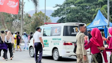 Petugas gabungan dan armada TRC Ambulans Puskesmas Taliwang mengevakuasi peserta yang kelelahan saat Lomba Gerak Jalan Harlah Kabupaten Sumbawa Barat di Taliwang, Selasa, 8 September 2026.