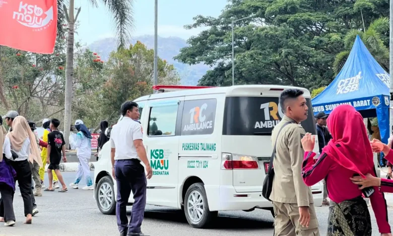 Petugas gabungan dan armada TRC Ambulans Puskesmas Taliwang mengevakuasi peserta yang kelelahan saat Lomba Gerak Jalan Harlah Kabupaten Sumbawa Barat di Taliwang, Selasa, 8 September 2026.