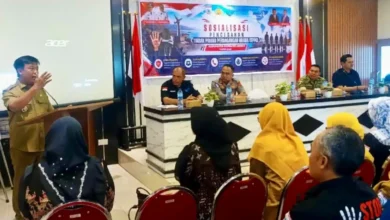 Bupati Sumbawa Barat H. Amar Nurmansyah (kiri) saat memberikan arahan dalam Sosialisasi Pencegahan TPPO Tahun 2026 di Kedai Sawah KTC, Taliwang, Selasa, 8 September 2026.