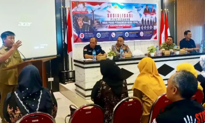 Bupati Sumbawa Barat H. Amar Nurmansyah (kiri) saat memberikan arahan dalam Sosialisasi Pencegahan TPPO Tahun 2026 di Kedai Sawah KTC, Taliwang, Selasa, 8 September 2026.