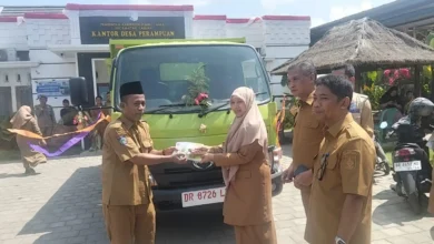Wakil Bupati Lobar, Nurul Adha atau UNA (kedua dari kiri, berjilbab) saat menyerahkan satu dump truk sampah ke Pemdes Perampuan, Selasa, 8 September 2026.