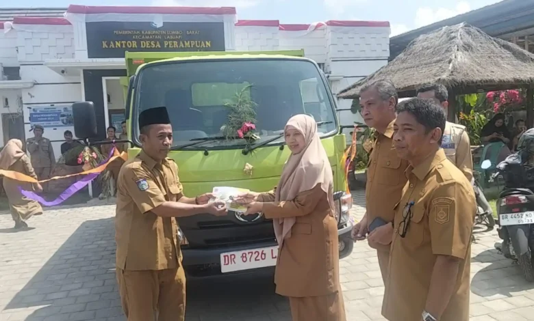 Wakil Bupati Lobar, Nurul Adha atau UNA (kedua dari kiri, berjilbab) saat menyerahkan satu dump truk sampah ke Pemdes Perampuan, Selasa, 8 September 2026.
