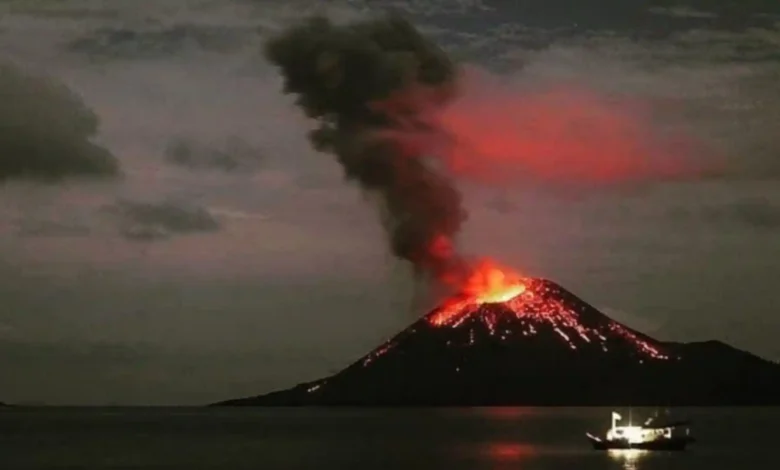 Potret Gunung Anak Krakatau yang meletus pada 3 Agustus 2018.