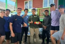 TO saat membagikan APAR untuk wisatawan sebelum mendaki Gunung Rinjani.