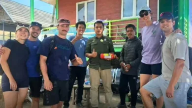 TO saat membagikan APAR untuk wisatawan sebelum mendaki Gunung Rinjani.