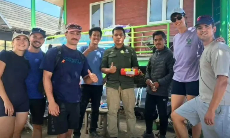 TO saat membagikan APAR untuk wisatawan sebelum mendaki Gunung Rinjani.