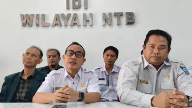 Kepala Dinkes Kota Mataram, dr. Emirald Isfihan (dua dari kiri, pakai kacamata) menyampaikan keputusan rapat terkait kasus aborsi ilegal yang dilakukan oleh dr.S di RS MM, Kota Mataram.