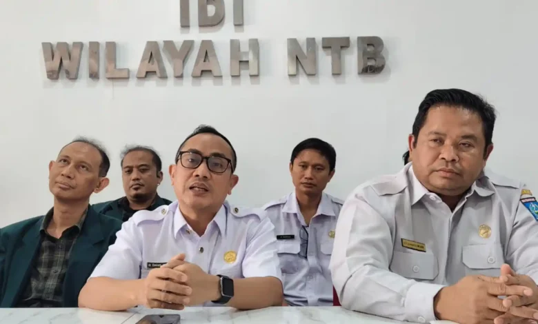 Kepala Dinkes Kota Mataram, dr. Emirald Isfihan (dua dari kiri, pakai kacamata) menyampaikan keputusan rapat terkait kasus aborsi ilegal yang dilakukan oleh dr.S di RS MM, Kota Mataram.