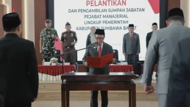 Bupati Sumbawa Barat H. Amar Nurmansyah saat melantik 19 Pejabat Administrator dan Pengawas di Aula Paserang KSB, Rabu, 9 September 2026.
