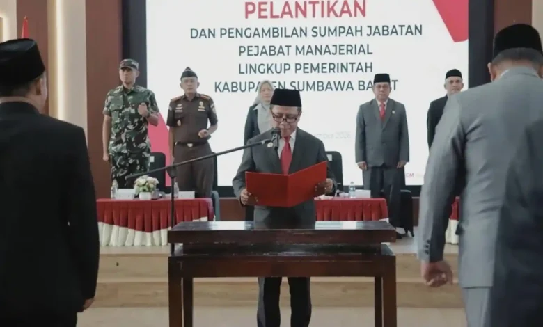 Bupati Sumbawa Barat H. Amar Nurmansyah saat melantik 19 Pejabat Administrator dan Pengawas di Aula Paserang KSB, Rabu, 9 September 2026.
