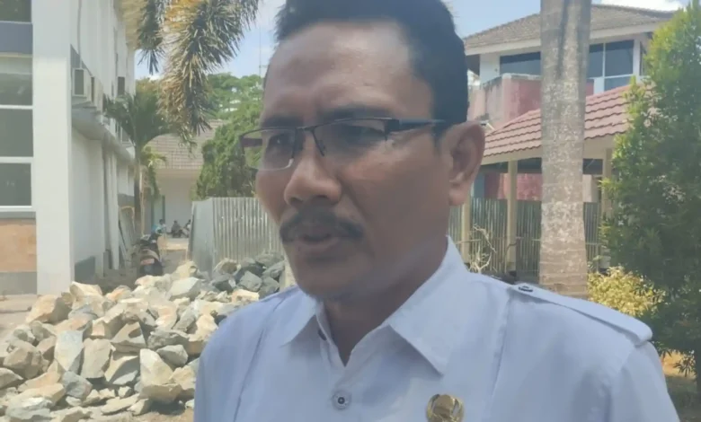 Kepala Dinas Kependudukan dan Pencatatan Sipil (Dukcapil) Lombok Barat, Fathurrahman, saat diwawancarai NTBSatu, Rabu, 9 September 2026.