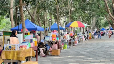 Deretan lapak dan tenda pedagang UMKM memadati kawasan kegiatan gerak jalan dalam rangka memperingati HUT ke-81 Republik Indonesia dan menyambut Harlah KSB ke-23 , Rabu, 9 September 2026.