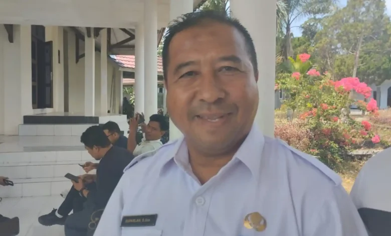 Inspektur Inspektorat Lobar, Suparlan, saat diwawancarai usai hearing dengan aktivis di Gedung fraksi DPRD Lobar, Rabu, 9 September 2026.