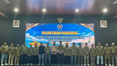 Jajaran pengurus Persatuan Wartawan Indonesia (PWI) Kabupaten Sumbawa Barat masa bakti 2026–2029 berfoto bersama usai prosesi pelantikan di Aula Lantai 6 Gedung Kantor Pusat Bank NTB Syariah, Mataram, Kamis, 10 September 2026.