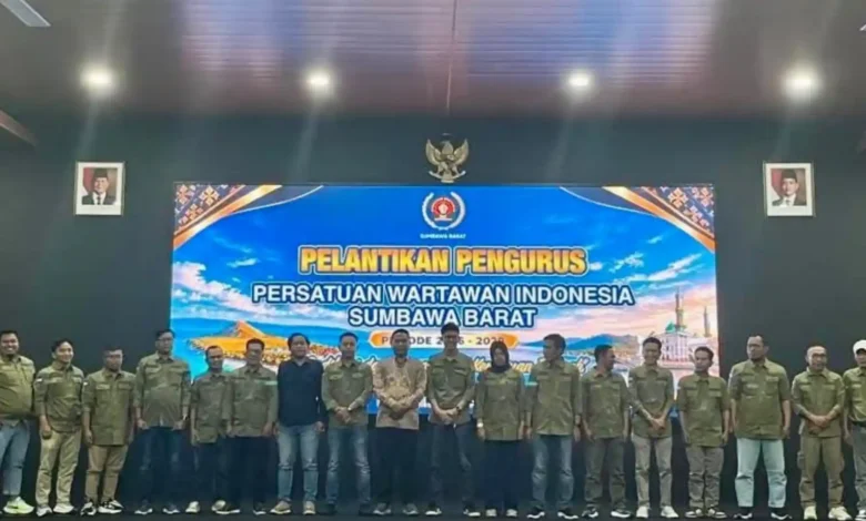 Jajaran pengurus Persatuan Wartawan Indonesia (PWI) Kabupaten Sumbawa Barat masa bakti 2026–2029 berfoto bersama usai prosesi pelantikan di Aula Lantai 6 Gedung Kantor Pusat Bank NTB Syariah, Mataram, Kamis, 10 September 2026.