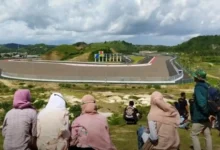 Bukit Seger, salah satu lokasi unggulan menonton ajang MotoGP gratis dari atas bukit.