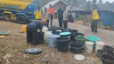 Pemerintah saat menyalurkan air bersih ke salah satu wilayah terdampak kekeringan terparah di Lombok Barat beberapa waktu lalu, Agustus 2026.