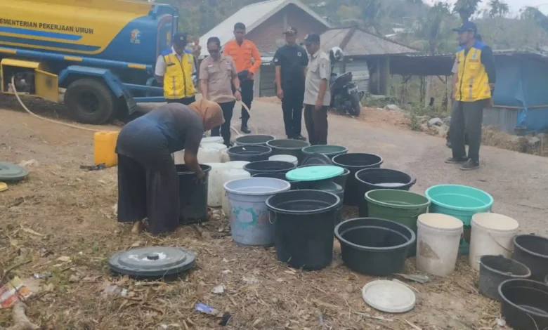 Pemerintah saat menyalurkan air bersih ke salah satu wilayah terdampak kekeringan terparah di Lombok Barat beberapa waktu lalu, Agustus 2026.