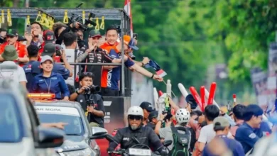 Momen antusiasme warga menonton parade pebalap jelang MotoGP Mandalika 2025 di Kota Mataram.