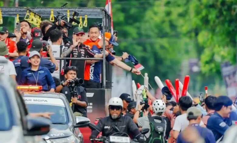 Momen antusiasme warga menonton parade pebalap jelang MotoGP Mandalika 2025 di Kota Mataram.