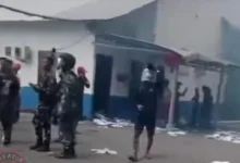 Bangunan PT Timah yang mirip bangunan dapur SPPG terbakar karena amukan massa.