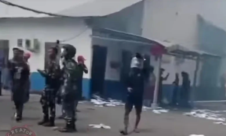 Bangunan PT Timah yang mirip bangunan dapur SPPG terbakar karena amukan massa.