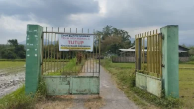 Gerbang depan TPS3R Midang yang memuat peringatan agar masyarakat tidak lagi membuang sampah di lokasi tersebut, Senin, 14 September 2026.