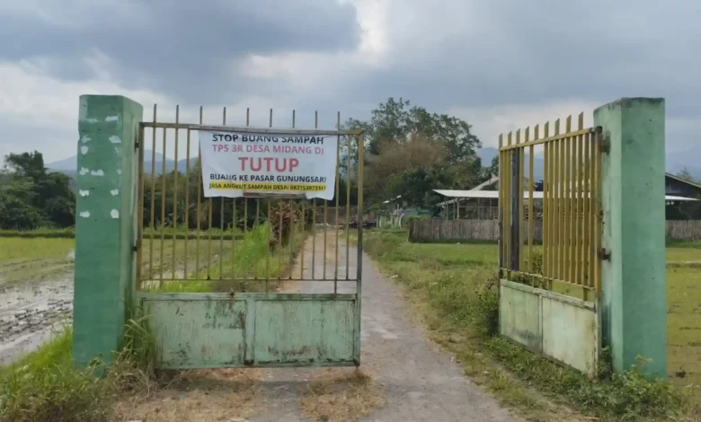 Gerbang depan TPS3R Midang yang memuat peringatan agar masyarakat tidak lagi membuang sampah di lokasi tersebut, Senin, 14 September 2026.