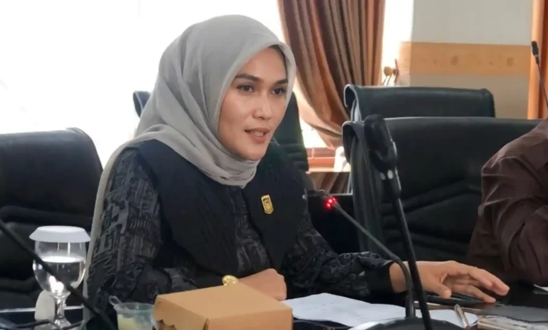 Wakil Ketua Komisi II DPRD Kota Mataram, Siti Fitriani Bakhresyi, dalam rapat dengar komisi beberapa waktu lalu.