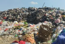 Tumpukan sampah menggunung di Pasar Gunungsari, Juli 2026.