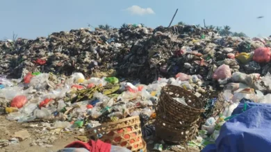 Tumpukan sampah menggunung di Pasar Gunungsari, Juli 2026.