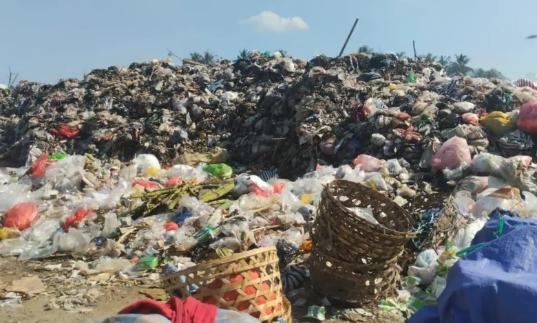 Tumpukan sampah menggunung di Pasar Gunungsari, Juli 2026.
