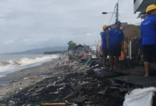 Banjir rob menghantam pesisir Ampenan dan merusak ratusan rumah pada Desember 2025.