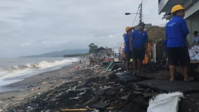 Banjir rob menghantam pesisir Ampenan dan merusak ratusan rumah pada Desember 2025.