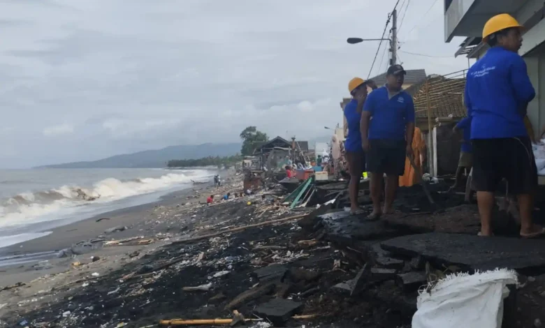 Banjir rob menghantam pesisir Ampenan dan merusak ratusan rumah pada Desember 2025.